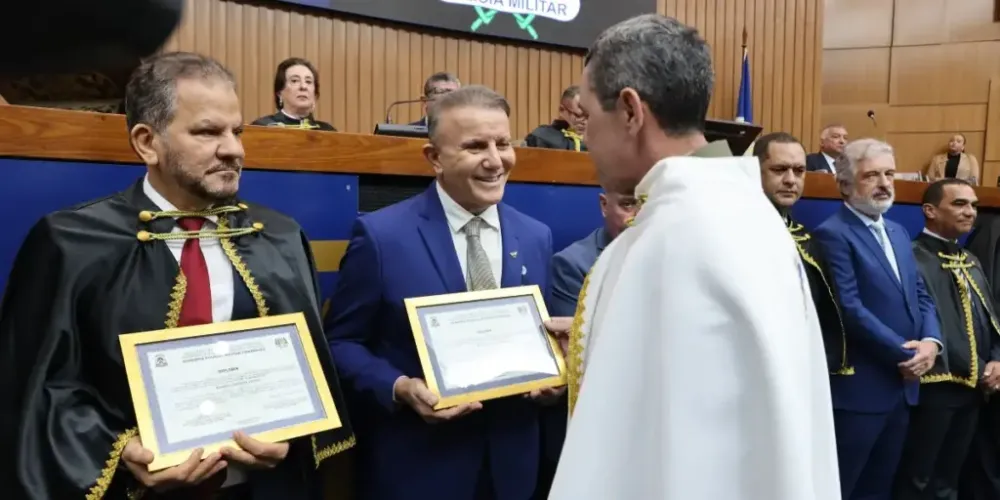 Cerimônia de entrega dos títulos ocorreu no Plenário da Assembleia Legislativa (Foto: Edu Fortes/Secom/Prefeitura de Palmas)