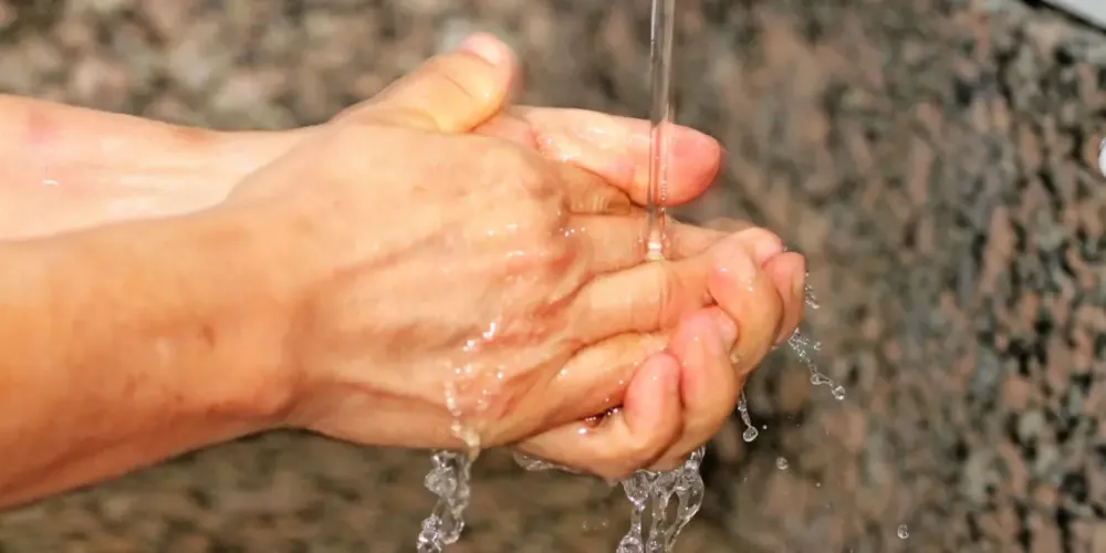 Distribuição de água tratada (Foto: Marcel de Paula/Secom)