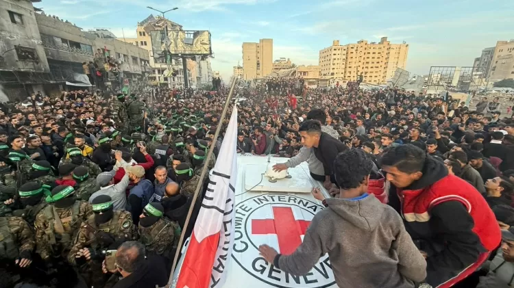 Palestinos se reúnem em Gaza, em torno de um carro da Cruz Vermelha, antes da libertação de reféns israelenses.