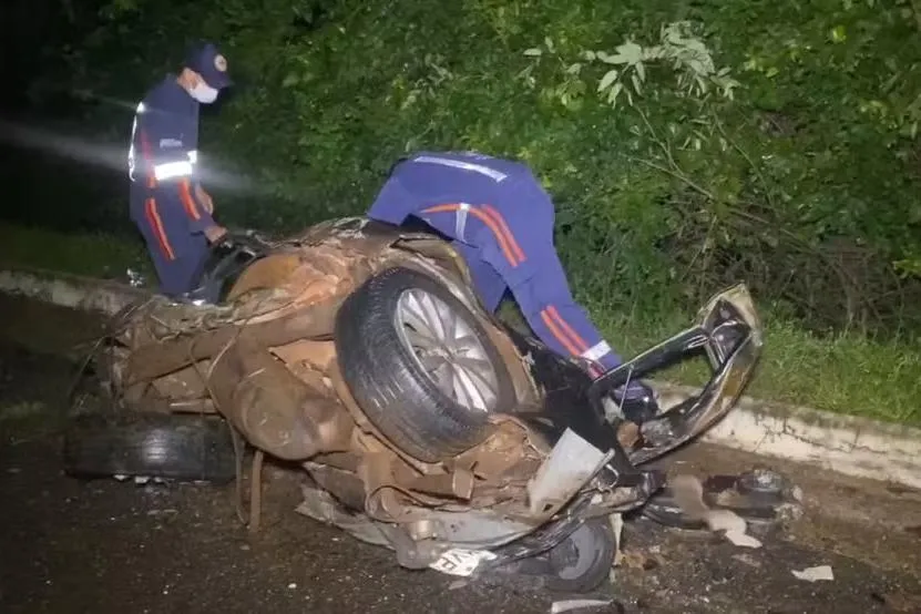 Jovem de 21 anos morre após carro partir ao meio em acidente com caminhonete e caminhão na BR-153