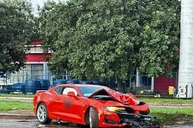 Camaro avaliado em mais de R$ 500 mil fica destruído após motorista perder controle no centro de Palmas