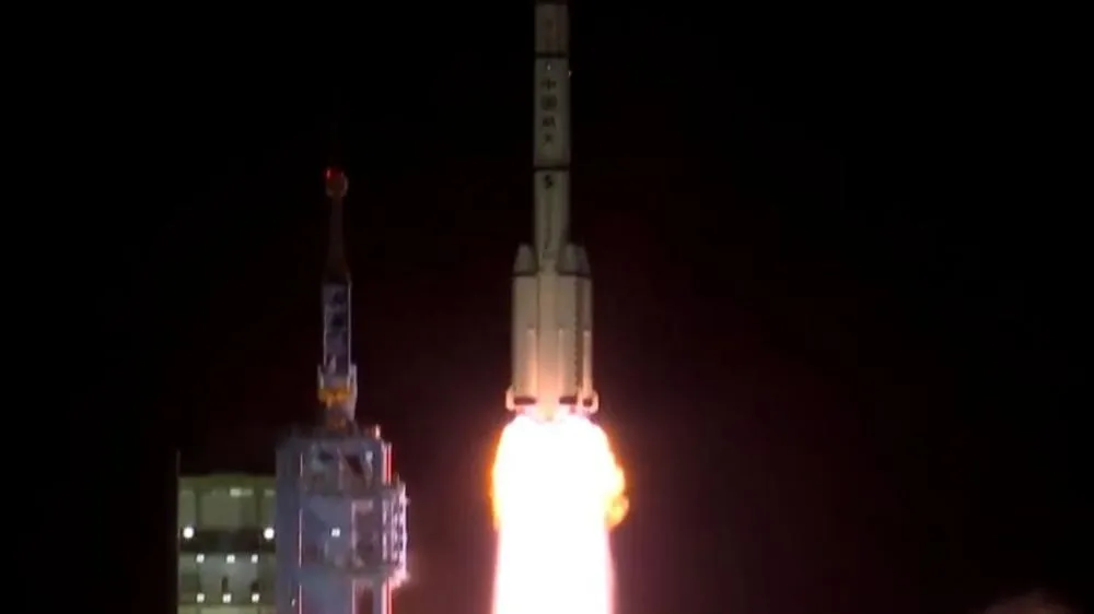 China inicia missão de preparação para viagem à Lua; astronauta chinês permanecerá um ano no espaço pela primeira vez.
